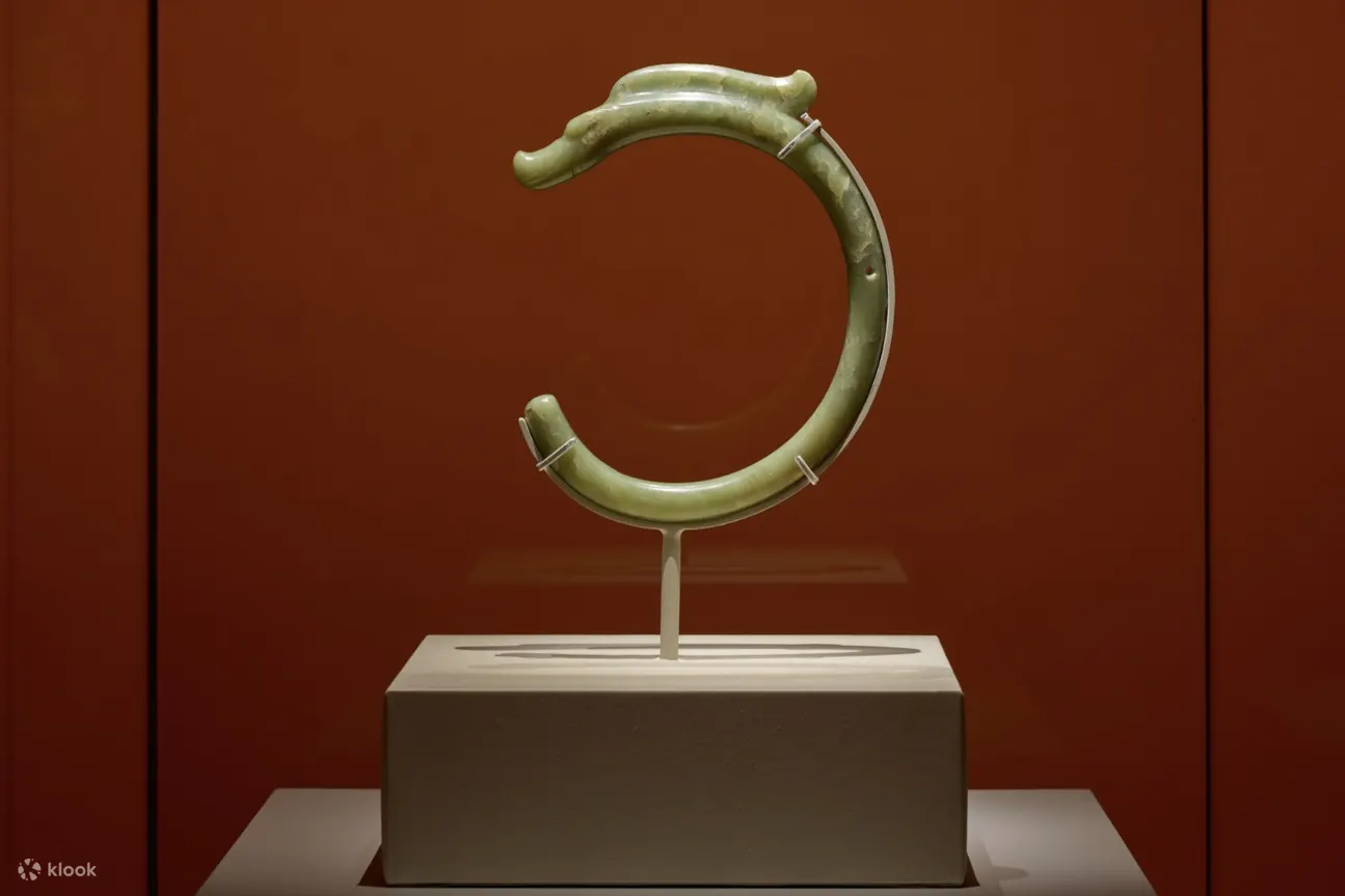 Dragon,  Mid- to late Hongshan culture (6,000–5,000 BP) © The Palace Museum